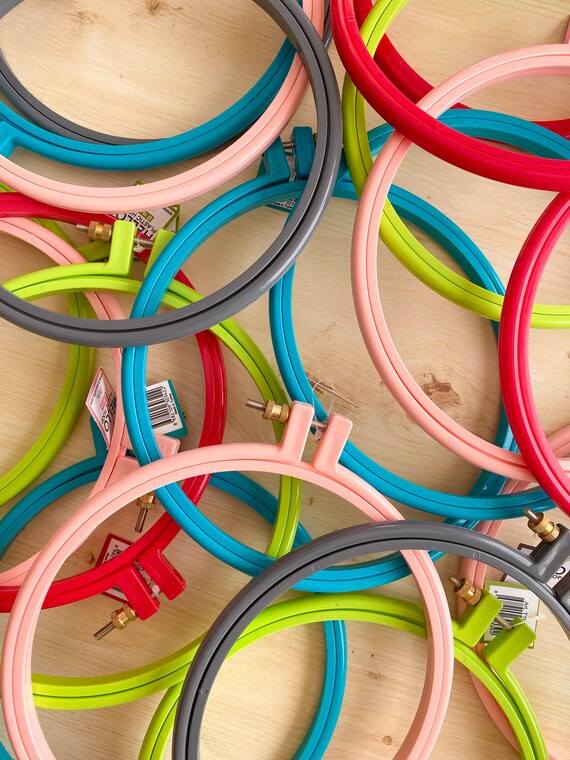 Set 4 Telai Da Ricamo In Plastica + 16 Aghi - Cerchi Per Punto Croce, Hobby E Decorazioni Fai Da Te - Foto 7