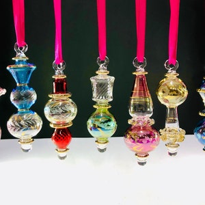 Ensemble de sept décorations de Noël égyptiennes en verre soufflé à la main (dos varié) décoratives en or 14 carats mois en verre soufflé