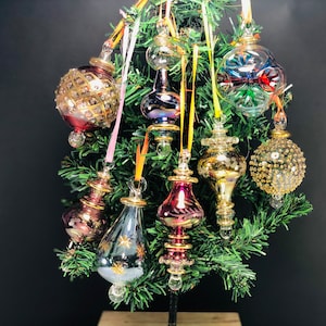 Ensemble de huit décorations de Noël égyptiennes décoratives en verre soufflé à la main en or 14 carats de 3 à 4 pouces de longueur