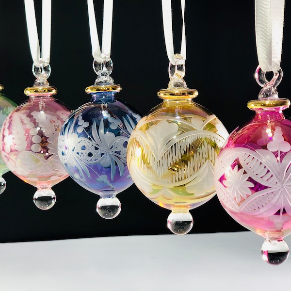 Ensemble de cinq décorations de Noël égyptiennes en verre soufflé à la main, en or 14 carats soufflé à la bouche