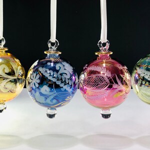 Ensemble de quatre décorations égyptiennes gravées en verre soufflé à la main, décoratives en or 14 carats, 5 pouces de long, décorations en verre soufflé à la bouche en verre égyptien