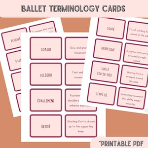 Può includere: Carte di terminologia di balletto stampabili con bordi rosa e bordeaux. Le carte presentano termini di balletto in francese e inglese con definizioni. I termini includono: 'Coupé', 'Arabesque', 'Sur le Cou-de-Pied', 'Temps Lié', 'Echappé', 'Sissone', 'Adagio', 'Allegro', 'Épaulement', 'Retiré'.