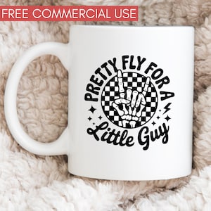 Puede incluir: Taza de cer&aacute;mica blanca con un dise&ntilde;o en blanco y negro. El dise&ntilde;o presenta una mano de esqueleto haciendo un gesto de rock and roll, rodeada por las palabras "Pretty Fly For A Little Guy". La taza tiene un asa curvada.