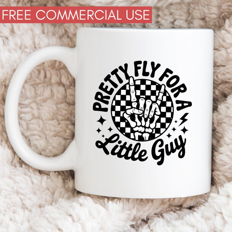 Puede incluir: Taza de cer&aacute;mica blanca con un dise&ntilde;o en blanco y negro. El dise&ntilde;o presenta una mano de esqueleto haciendo un gesto de rock and roll, rodeada por las palabras "Pretty Fly For A Little Guy". La taza tiene un asa curvada.