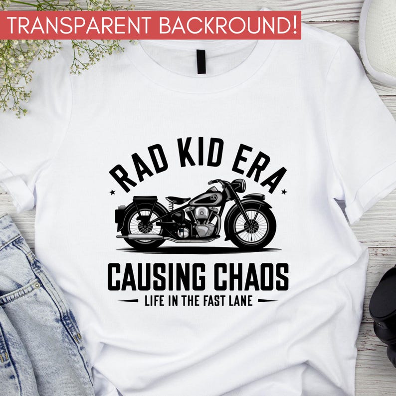 K&ouml;nnte beinhalten: Wei&szlig;es T-Shirt mit einer schwarzen Grafik eines Oldtimer-Motorrads und dem Text "Rad Kid Era* Causing Chaos - Life in the Fast Lane -"