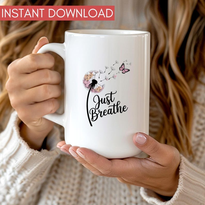 Może przedstawiać: Biały ceramiczny kubek z motywem dmuchawca i napisem "Just Breathe". Dmuchawiec ma r&oacute;żowe i beżowe płatki, z r&oacute;żowym motylem. Słowa "Instant Download" znajdują się w czerwonym prostokącie w lewym g&oacute;rnym rogu.