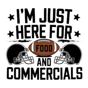 Op de afbeelding: Zwart-wit grafisch ontwerp met de tekst "I'm just here for food and commercials" met twee voetbalhelmen en een voetbal in het midden.