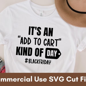 Puede incluir: Camiseta blanca con el texto "IT'S AN 'ADD TO CART' KIND OF DAY" en negro. El hashtag #BLACKFRIDAY est&aacute; debajo del texto. Un sombrero marr&oacute;n est&aacute; en el fondo. Archivos de corte SVG de uso comercial.