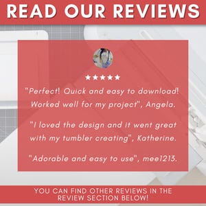 Op de afbeelding: Een rode achtergrond met witte tekst die "LEES ONZE RECENSIES" luidt. Vijf sterren worden weergegeven boven drie klantrecensies. De recensies zijn positief en vermelden dat het product gemakkelijk te downloaden is, geweldig is voor het maken van tumblers en schattig en gemakkelijk te gebruiken.