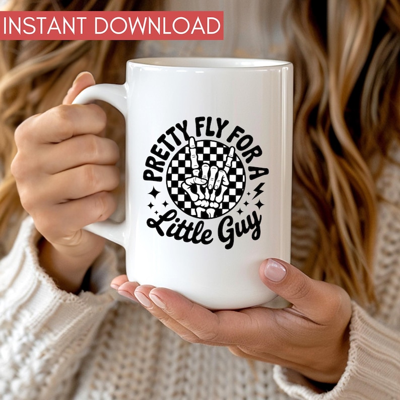 Puede incluir: Taza de cer&aacute;mica blanca con el texto "Pretty Fly For A Little Guy" en un dise&ntilde;o en blanco y negro. El dise&ntilde;o incluye una mano de esqueleto haciendo un signo de la paz. La taza est&aacute; sujeta por una persona.