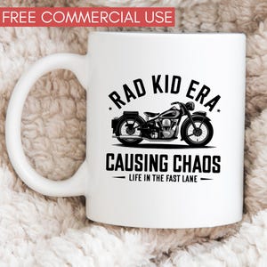 K&ouml;nnte beinhalten: Wei&szlig;e Keramiktasse mit einer Schwarzwei&szlig;illustration eines Oldtimer-Motorrads und dem Text "Rad Kid Era* Causing Chaos - Life in the Fast Lane -"