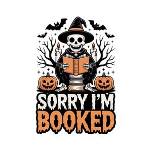 Peut inclure: Illustration d'Halloween avec un squelette portant un chapeau de sorcière et lisant un livre. Des citrouilles, des chauves-souris et des bougies l'entourent. Le texte "SORRY I'M BOOKED" est en orange et blanc.