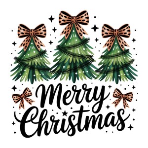 Könnte beinhalten: Festliche Illustration mit drei grünen Weihnachtsbäumen, die mit Leopardenmuster-Schleifen geschmückt sind. Die Worte „Merry Christmas“ sind in eleganter Schrift unter den Bäumen geschrieben, umgeben von Sternen und kleinen Schleifen, alles auf weißem Hintergrund.