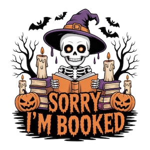 Peut inclure: Illustration sur le thème d'Halloween avec un squelette portant un chapeau de sorcière et lisant un livre. Le texte « SORRY I'M BOOKED » est affiché en orange. Citrouilles, bougies et chauves-souris complètent le design.