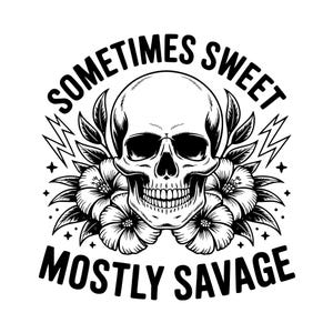 Op de afbeelding: Zwart-wit illustratie van een schedel met bloemen en bliksemschichten. De tekst "Sometimes Sweet, Mostly Savage" is in vette letters geschreven, wat een opvallend contrast creëert. Het ontwerp is gedetailleerd en opvallend.