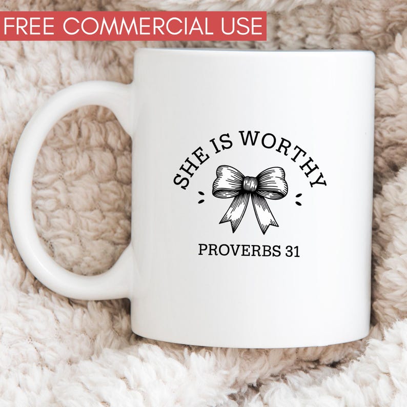 Op de afbeelding: Witte keramische mok met een zwart-wit ontwerp met de tekst "She is Worthy" met een strik en "Proverbs 31".