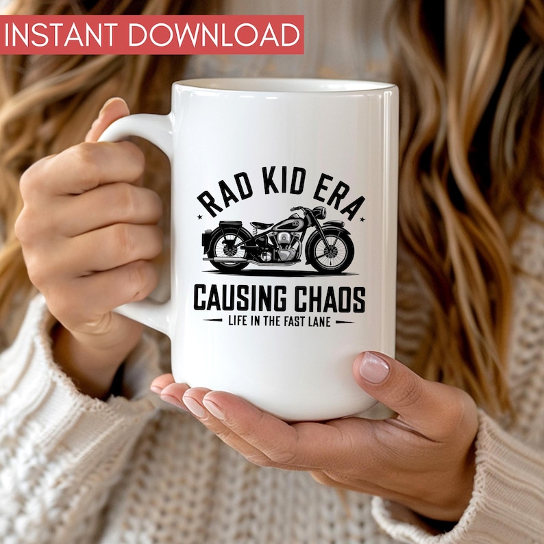 K&ouml;nnte beinhalten: Wei&szlig;e Keramiktasse mit einer schwarz-wei&szlig;en Illustration eines Motorrads und dem Text "Rad Kid Era - Causing Chaos - Life in the Fast Lane"