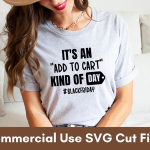Puede incluir: Una camiseta gris claro con mangas enrolladas muestra el texto "IT'S AN 'ADD TO CART' KIND OF DAY" en negro. Debajo del texto est&aacute; el hashtag #BLACKFRIDAY. La parte inferior de la imagen muestra el texto "Commercial Use SVG Cut Files".