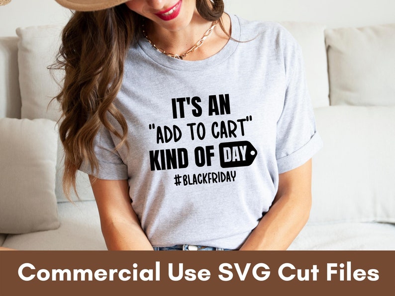 Puede incluir: Una camiseta gris claro con mangas enrolladas muestra el texto "IT'S AN 'ADD TO CART' KIND OF DAY" en negro. Debajo del texto est&aacute; el hashtag #BLACKFRIDAY. La parte inferior de la imagen muestra el texto "Commercial Use SVG Cut Files".