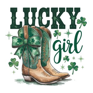 Puede incluir: Un par de botas vaqueras marrones con diseños de trébol verde y un lazo verde. El texto "lucky girl" está escrito en cursiva verde sobre las botas.