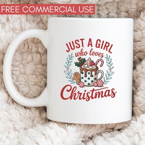 Peut inclure: Mug en c&eacute;ramique blanche avec l'inscription "JUST A GIRL who loves Christmas" en rouge. La tasse pr&eacute;sente une illustration festive d'un chocolat chaud avec de la cr&egrave;me fouett&eacute;e, une canne en bonbon et un bonhomme en pain d'&eacute;pices.
