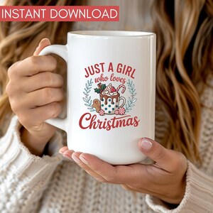 Peut inclure: Mug en c&eacute;ramique blanche avec l'inscription "JUST A GIRL who loves Christmas" en rouge. Le mug pr&eacute;sente un graphisme festif d'un chocolat chaud avec de la cr&egrave;me fouett&eacute;e, une canne en sucre et un bonhomme en pain d'&eacute;pices. Le texte "INSTANT DOWNLOAD" est dans un rectangle rouge.