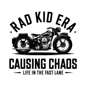 K&ouml;nnte beinhalten: Schwarz-wei&szlig;-Illustration eines Oldtimer-Motorrads mit dem Text "Rad Kid Era Causing Chaos Life in the Fast Lane".