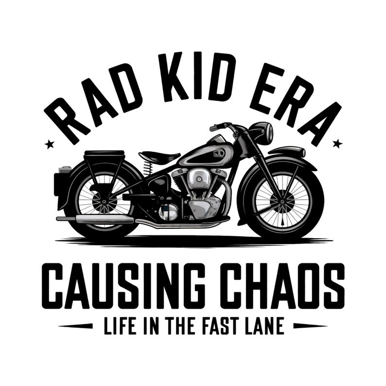 K&ouml;nnte beinhalten: Schwarz-wei&szlig;-Illustration eines Oldtimer-Motorrads mit dem Text "Rad Kid Era Causing Chaos Life in the Fast Lane".