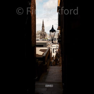 Ansicht von The Scott Monument aus der Nähe auf der Royal Mile, Edinburgh, Scotland, UK - Digitaldruck