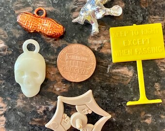 Lot of 5 Vintage Cracker Jack & Gumball Machine Prizes/Toys/Charms