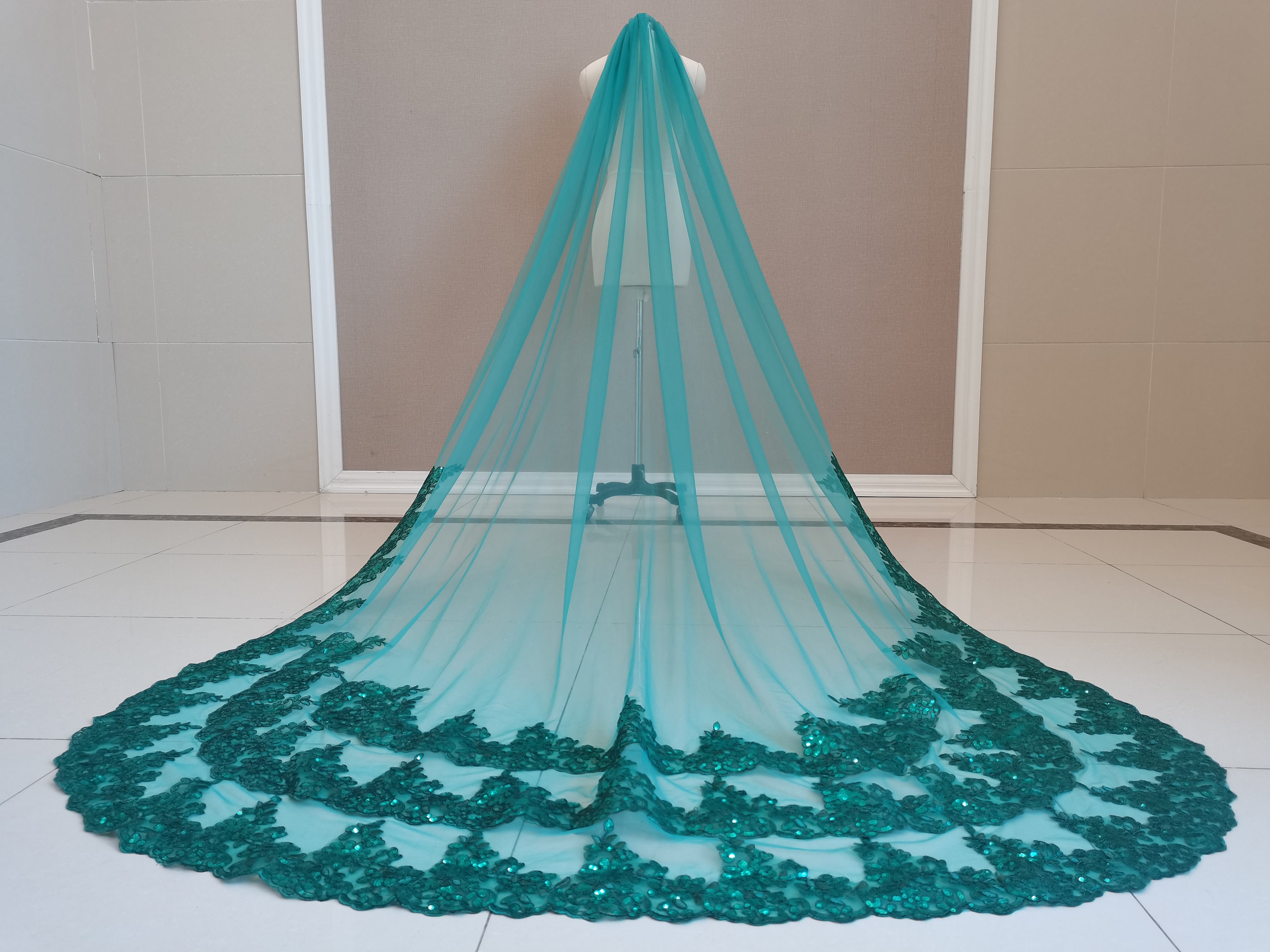 Luxury Single Layer Lace Veil Sequined Lace Wedding Veil Green Cathedral Length Lace Veil Bridal Sequin Lace Veil With Comb