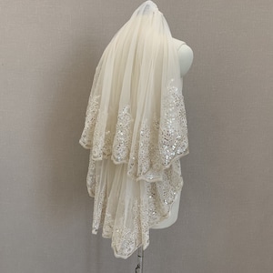 Elegant Two-Layer Sequined Lace Bridal Wedding Veil Short Champagne Sequined Lace Veil Bridal White/Ivory Lace Veil With Comb