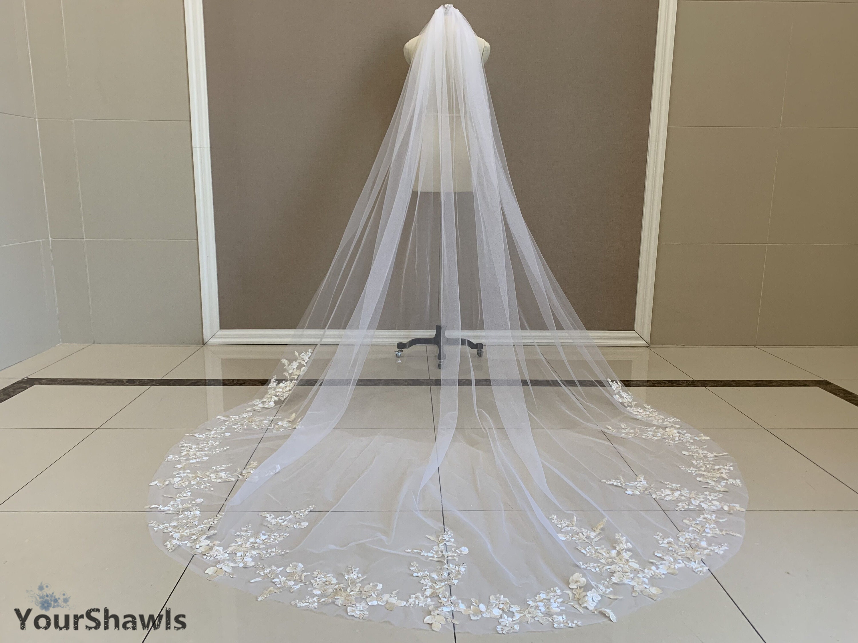 Lace Appliqué Bridal Veil in Creamy White Cream White Sequined Flower Lace Appliques main image 2