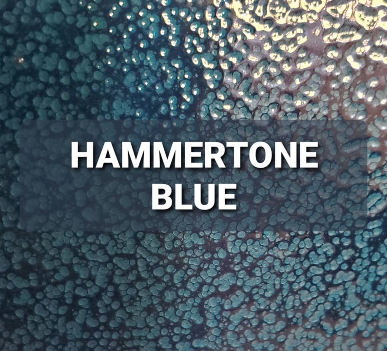 K&ouml;nnte beinhalten: Nahaufnahme einer strukturierten blauen Oberfl&auml;che mit einer geh&auml;mmerten Oberfl&auml;che. Der Text "HAMMERTONE BLUE" ist in Wei&szlig; auf schwarzem Hintergrund gedruckt.