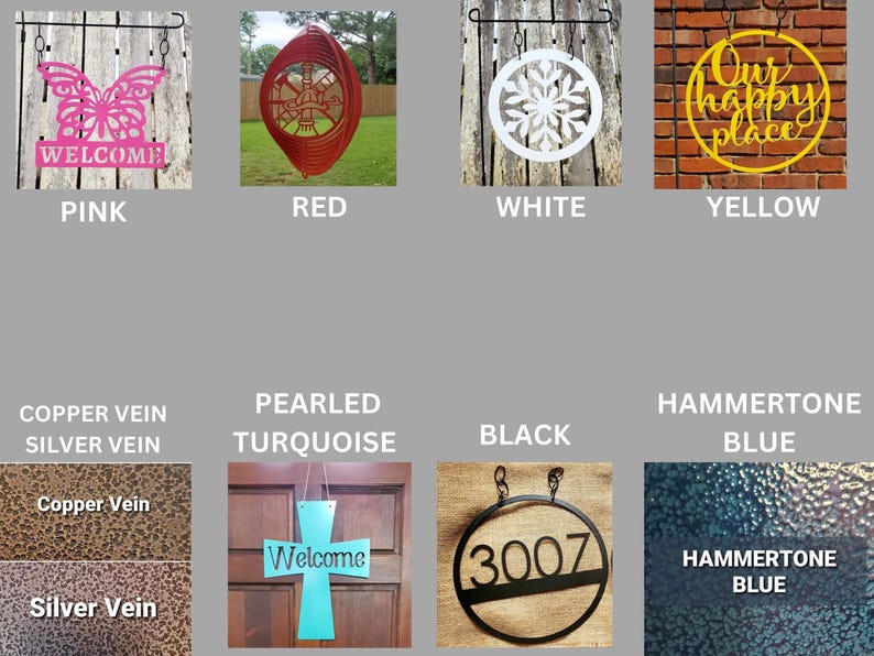 Puede incluir: Una colecci&oacute;n de letreros met&aacute;licos en varios colores y dise&ntilde;os. Incluye una mariposa rosa con "WELCOME", un molinillo de viento rojo, un copo de nieve blanco y un letrero amarillo "Our happy place". Otros letreros son de cobre, plata, turquesa, negro y azul.
