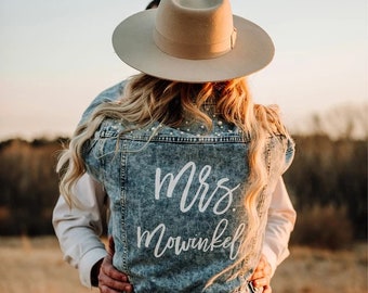 Bride jean jacket with pearls, Pearl jean jacket, bride jean jacket, Mrs Denim Jacket, Personalized Jean Jacket, Bride Jacket, Bridal gift