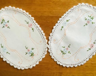 2 tapetes ovalados bordados a mano.