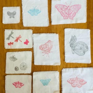 以下が含まれることがあります： 斑点のあるマット仕上げのセラミックマグカップ3個セット。マグカップはクリーム色、ライトグレー、ダークグレーの色合いです。各マグカップはシンプルでモダンなデザインで、丸みを帯びたハンドルが付いています。