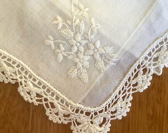 Pañuelo de mujer de algodón blanco con una esquina de encaje.