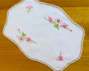 Tapete rectangular vintage con flores bordadas a mano