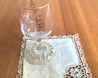 Funda para copa de vino de estilo vintage y posavasos a juego.