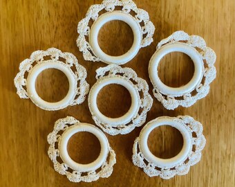 6 servilleteros de ganchillo color crema.