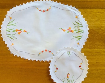 2 tapetes de lino vintage bordados a mano. Diseño floral con borde de ganchillo.