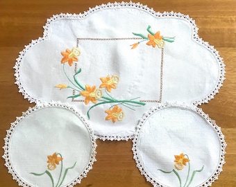 Conjunto Duquesa con narcisos y borde de ganchillo.
