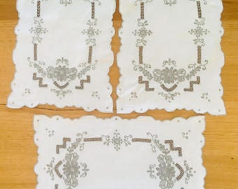 Juego de 3 tapetes rectangulares vintage bordados.
