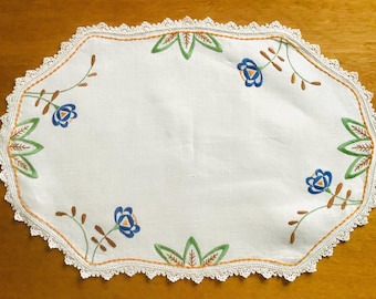 Tapete rectangular vintage bordado a mano.