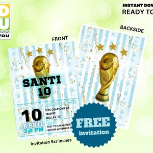 K&ouml;nnte beinhalten: Ein blau-wei&szlig; gestreifter Hintergrund mit goldenem Konfetti und Sternen. Eine goldene Fu&szlig;balltroph&auml;e befindet sich in der Mitte des Bildes. Der Text "SANTI 10" ist in schwarzen Buchstaben auf blauem Hintergrund. Der Text "WEDNESDAY SANTI'S HOUSE" ist in schwarzen Buchstaben auf wei&szlig;em Hintergrund. Der Text "10 APRIL 3:36 PM" ist in schwarzen Buchstaben auf wei&szlig;em Hintergrund. Der Text "1234 CHAPIONS AV. 1245999 DALLAS, TX RSVP TEXT TO SARAH 08001 BEFORE NOVEMBER 16" ist in schwarzen Buchstaben auf wei&szlig;em Hintergrund. Der Text "invitation 5x7 inches" ist in schwarzen Buchstaben auf wei&szlig;em Hintergrund. Der Text "FREE invitation" ist in wei&szlig;en Buchstaben auf blauem Hintergrund.