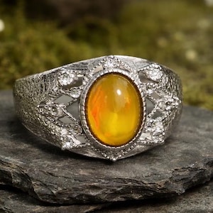 Anello con opale arancione e zirconi in argento sterling 925 con fascia regolabile.