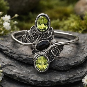 Anello con peridoto e spinello nero in argento sterling 925 - Gioiello gotico regolabile