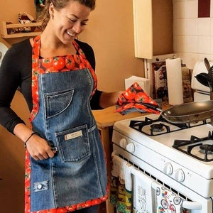 Delantal de cocina denim con tela de tomate, delantal de mezclilla reciclado, jeans reciclados, eco, hecho a mano, utensilios de cocina, utensilios de cocina, delantal de jean